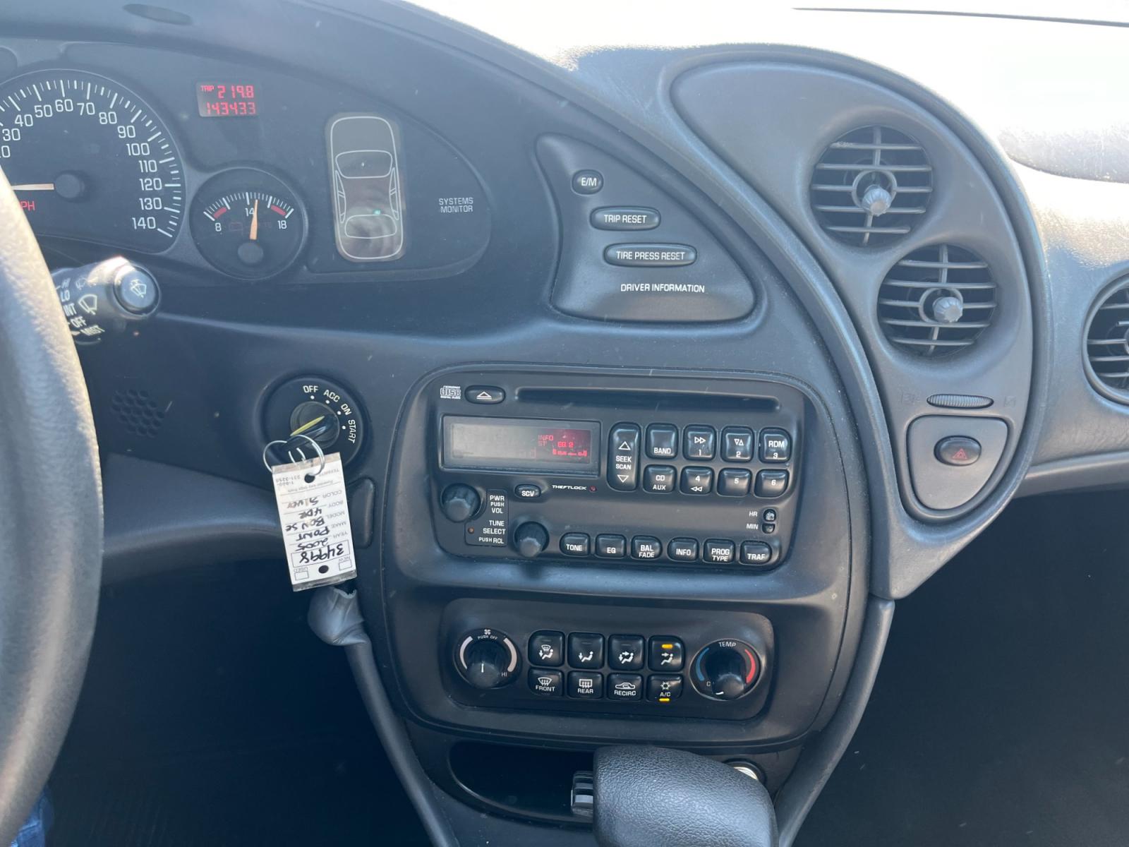 2005 SILVER /gray Pontiac Bonneville SE (1G2HX52K45U) with an 3.8L V6 OHV 12V engine, 4-Speed Automatic Overdrive transmission, located at 14700 Tomball Parkway 249, Houston, TX, 77086, (281) 444-2200, 29.928619, -95.504074 - Photo #14